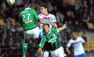 Lyon s'est qualifié pour les quarts de finale de la coupe de la Ligue de football en s'imposant mercredi soir au stade Geoffroy-Guichard aux dépens de l'AS Saint-Etienne (2-1) au terme d'un match solide qui stoppe son hémorragie, après deux défaites consécutives.