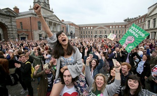 Les partisanes du «Together for yes» laissent éclater leur joie à l'annonce des résultats.