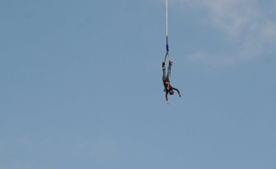 Illustration de saut à l'élastique.