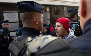 David Hemelryck devant les CRS le 11 novembre 2013.