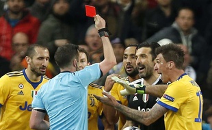 Gigi Buffon, hors de lui, écope d'un carton rouge, contre le Real.