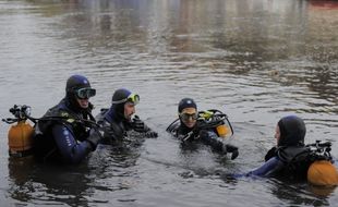 Illustration. Pompiers et gendarmes à la recherche d'un noyé en Octobre 2008 dans l'ILL à Strasbourg