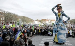 Près de 400 personnes ont manifesté, hier, avec le géant en carton Klimato, devant la mairie d'Arques contre l'incinérateur Flamoval.