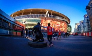 Devant l'Emirates Stadium dans le district d'Islington à Londres.