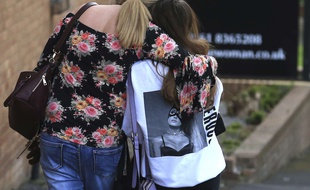 Une adolescente et sa mère près du lieu de l'attentat, le 23/05/2017 à Manchester. AP Photo/Rui Vieira