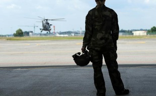 "Mathilde", pilote dans les forces spéciales sur le tarmac à Pau (France) le 17 juin 2015
