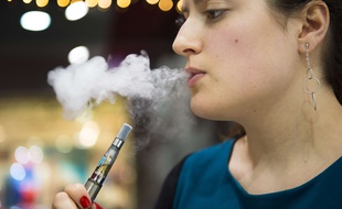 Une femme vapote à Londres, le 12 novembre 2014.