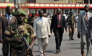 Le président centrafricain François Bozizé a demandé dimanche à rencontrer son homologue français François Hollande dans une allocution à l'issue de sa rencontre avec le président de l'Union Africaine Thomas Boni Yayi au sujet de la crise en Centrafrique.