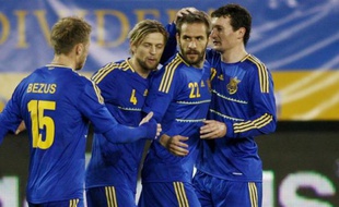 L'Ukrainien Marko Devic (c) fête avec ses coéquipiers son but inscrit en match amical face aux Etats-Unis, le 5 mars 2014 à Larnaca (Chypre)