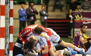 L'ailier nantais Mathieu de La Brétèche vient de louper l'égalisation, les Chambériens exultent...