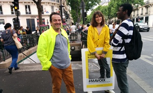 Les militants de Ma voix tractent place de l'Odéon à Paris.
