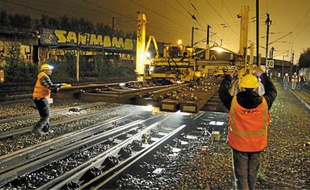 La pose de l'aiguillage a mobilisé une vingtaine d'hommes dans la nuit de mercredi à jeudi. Au total, 29 nouveaux aiguillages sont installés de 2011 à 2013.Au poste de sécurité de Lille-Flandres, 5 agents surveillent les voies la nuit.