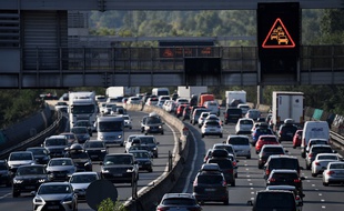 Un embouteillage le week-end du 1er août, près de Chasse-sur-Rhône.