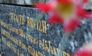 Une plaque en hommage aux 5 marins disparus dans le naufrage du Bugaled Breizh, dans le cimetière de Loctudy (Finistère)