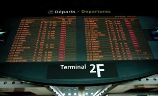 Tableau des départs à l'aéroport de Roissy Charles de Gaulle, en avril 2010.