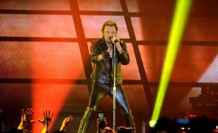 Monument de la chanson française, Johnny Hallyday a allumé la nuit parisienne, samedi soir, avec deux concerts chargés d'émotion face à des milliers de fans, en compagnie d'une brochette de stars, pour souffler ses 70 bougies.