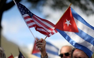 Des opposants à l'annonce de Barack Obama sur le rapprochement diplomatique, entre les Etats-Unis et Cuba, protestent drapeaux en main à Miami le 20 décembre 2014
