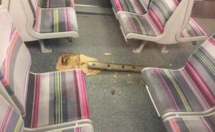 Une éclisse (barre métallique) s'est détachée d'un rail et s'est encastrée dans un wagon du RER C, le 22 février 2018.