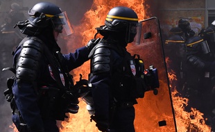 Des CRS devant une barricade en feu, en mai 2019