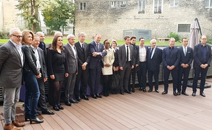 Une partie du comité avec le maire de Cannes, mardi à Paris