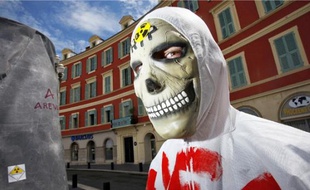Un militant de Greenpeace lors d'une manifestation, samedi, à Nice.