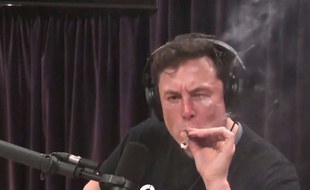 Le patron de Tesla, Elon Musk fume un joint sur le plateau de l'animateur Joe Rogan, en Californie, le 6 septembre 2018.