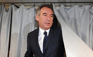 Le président du MoDem, François Bayrou, a appelé le nouveau président élu François Hollande à "construire dans l'action un esprit d'unité nationale" estimant qu'il s'agissait là de "la responsabilité la plus importante du nouveau président".
