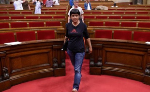 Anna Gabriel Sabate, dirigeante du parti indépendantiste radical, la CUP quitte le parlement à Barcelone, le 8 juin 2016