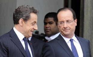 L'ex-président Nicolas Sarkozy (g) et le président François Hollande à L'Elysée le 15 mai 2012 à Paris