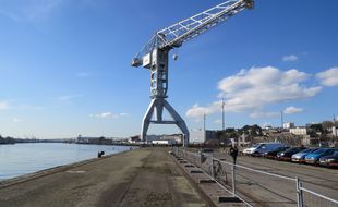 Le quai Wilson et la grue Titan grise sur l'île de Nantes.