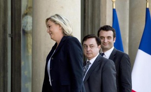La présidente du FN Marine Le Pen et les vice-présidents Jean-François Jalkh et Florian Philippot, à leur arrivée le 16 mai 204 à l'Elysée à Paris
