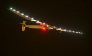 Solar Impulse 2 décolle de l'aéroport international de Nanjing Lukou en Chine, le 21 avril 2015