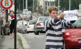 Des personnes font de l'auto-stop sur le périphérique extérieur, le 10 juillet 2009 à Paris.