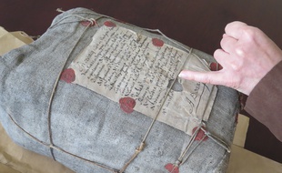 Le sac de procédures judiciaires retrouvé intact aux Archives départementales du Nord, à Lille.