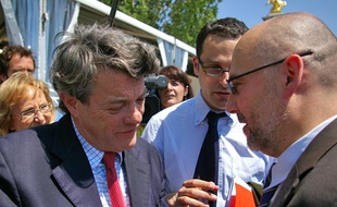 Jean-Louis Borloo et Eric Vial, PDG de la société Ecoceane, finalisent l'envoi des bateaux depollueurs en Louisiane, vendredi 4 juin 2010.