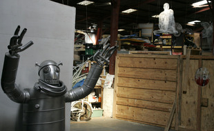 Dans l'immense hangar de Mix'Art Myrys. Illustration.