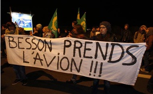 A l'aéroport de Lesquin, près de Lille, des manifestants s'opposent au retour de force de sans-papiers afghans, le 20 octobre 2009