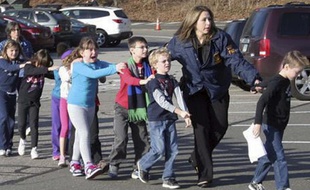 Des élèves ont été évacués de l'école primaire Sandy Hook, à Newtown, dans le Connecticut, après une fusillade, le 14 décembre 2012.