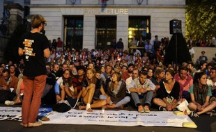 La préfecture de police de Paris a annoncé vendredi l'interdiction de la Marche prévue samedi du parvis de la Défense à la place de la Concorde par les Veilleurs, opposés au mariage homosexuel.