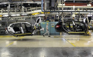 PSA Peugeot Citroën a annoncé mercredi en comité de groupe européen la suppression de 800 postes d'intérimaires en France d'ici fin 2011 dans le cadre d'une série de mesures sur l'emploi en Europe afin d'économiser 800 millions d'euros en 2012, a annoncé à l'AFP une source syndicale.
