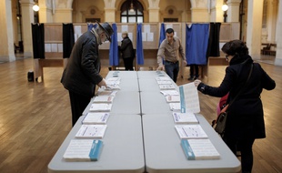 Lyon, le 6 décembre 2015. Dans un bureau de vote, où les électeurs étaient appelés à voter pour le premier tour des élections régionales AP Photo/Laurent Cipriani