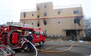 Les pompiers devant le studio d'animation incendié à Kyoto, le 18 juillet 2019.