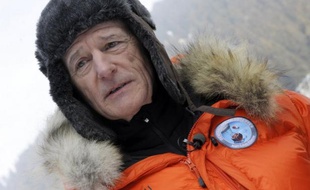 Passionné, enthousiaste, volontaire... A 66 ans, le médecin explorateur Jean-Louis Etienne, éternel jeune homme des pôles et des défis extrêmes, va jouer sa dernière partition d'aventure en affrontant, sur une plate-forme scientifique dérivante et révolutionnaire, les terribles "50e hurlants" en Antarctique.