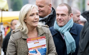 La présidente du FN, Marine Le Pen, fait campagne spour les élections régionales avec le maire FN de Hénin-Beaumont, Steeve Briois sur le marché de Liévin, le 14 octobre 2015