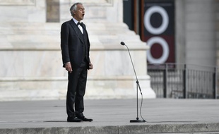 Andrea Bocelli devant le Duomo de Milan le 12 avril 2020
