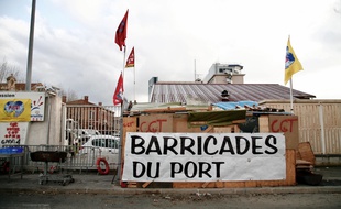 Devant le port de Marseille pendant la grève.