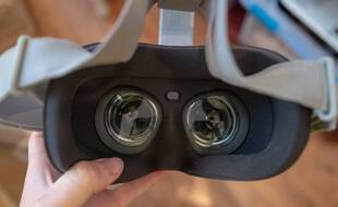 Les lunettes de réalité virtuelle permettent de « passer de l'autre côté » de l'écran (illustration).