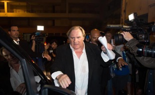 Gérard Depardieu part après avoir assisté à la projection de "Welcome to New York" à Cannes le 17 mai 2014