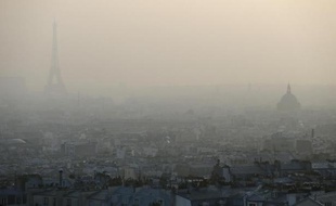 La Tour Eiffel masquée par un nuage de pollution, le 11 mars 2014 à Paris