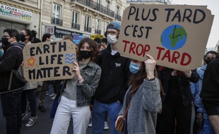 Une manifestation contre le changement climatique à Paris, le 28 mars.